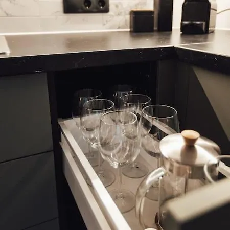 Newly Renovated Cozy 2 Bedroom Appartement