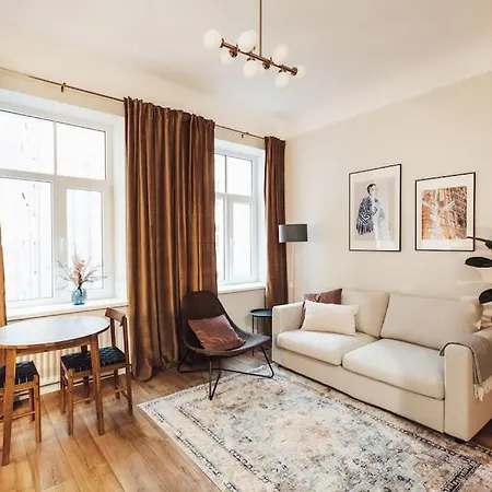 Newly Renovated Cozy 2 Bedroom Apartment *