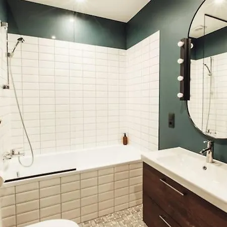 Newly Renovated Cozy 2 Bedroom *