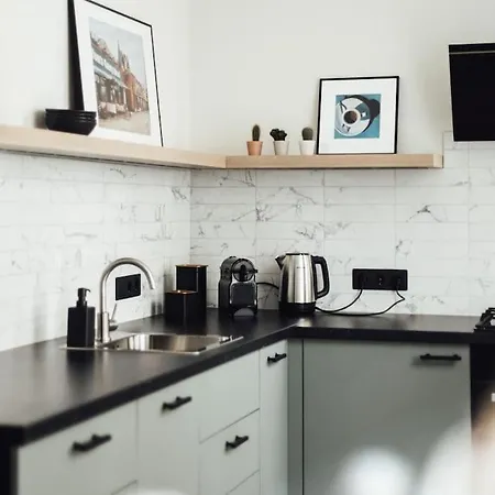 Апартаменти Newly Renovated Cozy 2 Bedroom Рига